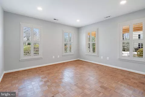 Living - 8895 Bond Ct, Manassas, VA 20110 photo 7 of 9