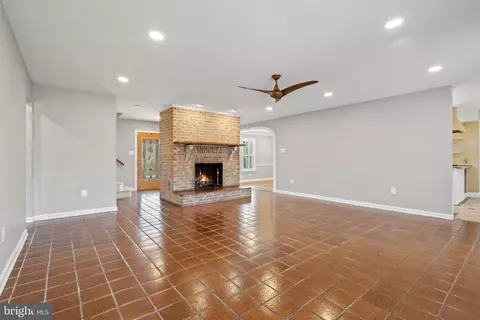 Living - 8895 Bond Ct, Manassas, VA 20110 photo 2 of 9