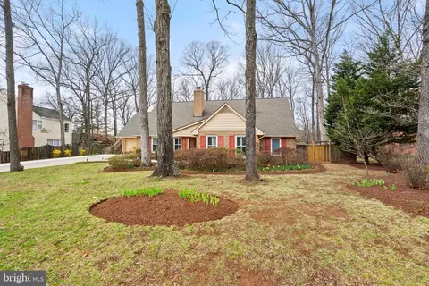 Exterior - 8895 Bond Ct, Manassas, VA 20110 photo 4 of 17