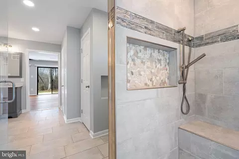 Bath - 8895 Bond Ct, Manassas, VA 20110 photo 3 of 5