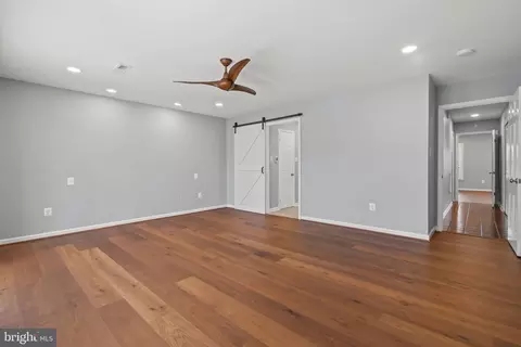 Living - 8895 Bond Ct, Manassas, VA 20110 photo 6 of 9