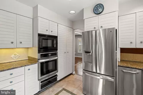 Kitchen - 8895 Bond Ct, Manassas, VA 20110 photo 4 of 5