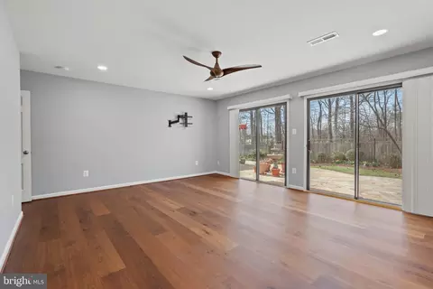 Living - 8895 Bond Ct, Manassas, VA 20110 photo 5 of 9