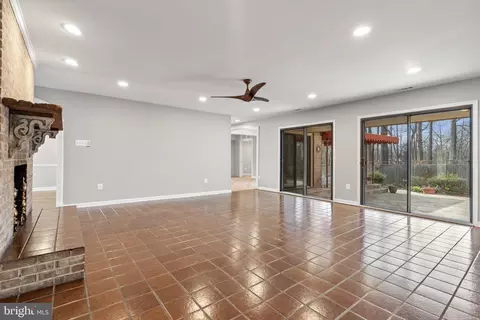 Living - 8895 Bond Ct, Manassas, VA 20110 photo 3 of 9
