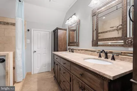 Bath - 8895 Bond Ct, Manassas, VA 20110 photo 5 of 5