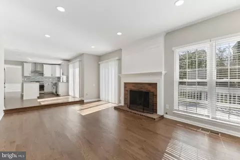 Living - 9319 Amaryllis Ave, Manassas, VA 20110 photo 4 of 4