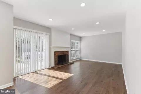 Living - 9319 Amaryllis Ave, Manassas, VA 20110 photo 3 of 4
