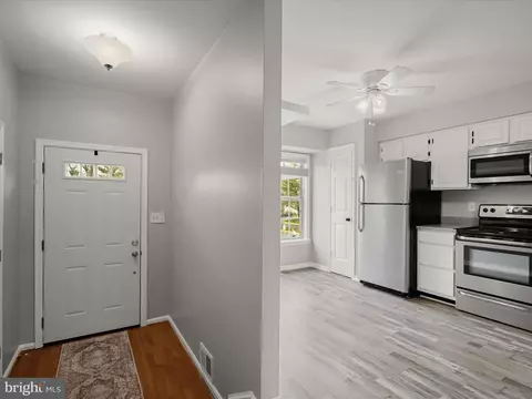 Entry Way - 8628 Sanderling Dr, Manassas, VA 20110 photo 2 of 3