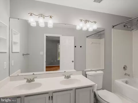 Bath - 8628 Sanderling Dr, Manassas, VA 20110 photo 3 of 4