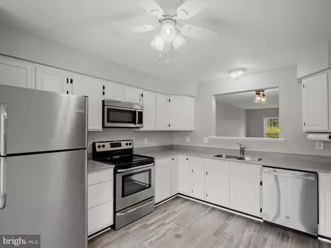 Kitchen - 8628 Sanderling Dr, Manassas, VA 20110 photo 3 of 5