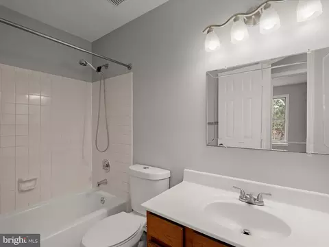 Bath - 8628 Sanderling Dr, Manassas, VA 20110 photo 2 of 4