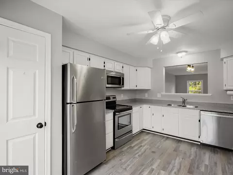 Kitchen - 8628 Sanderling Dr, Manassas, VA 20110 photo 4 of 5