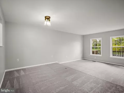 Living - 8628 Sanderling Dr, Manassas, VA 20110 photo 1 of 7