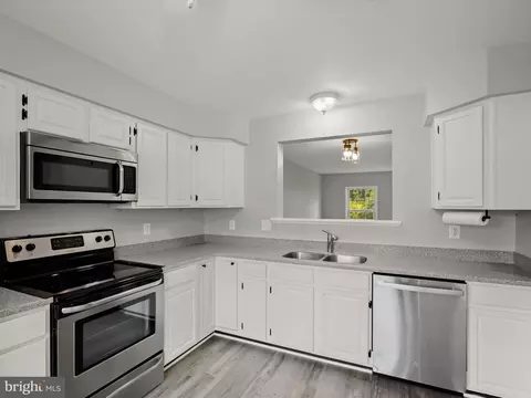Kitchen - 8628 Sanderling Dr, Manassas, VA 20110 photo 5 of 5