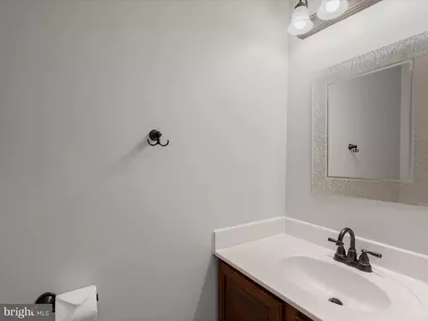 Bath - 8628 Sanderling Dr, Manassas, VA 20110 photo 1 of 4
