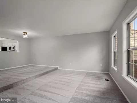 Living - 8628 Sanderling Dr, Manassas, VA 20110 photo 3 of 7