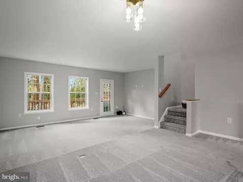 Living - 8628 Sanderling Dr, Manassas, VA 20110 photo 4 of 7