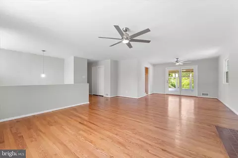 Living - 9208 Peabody St, Manassas, VA 20110 photo 2 of 6