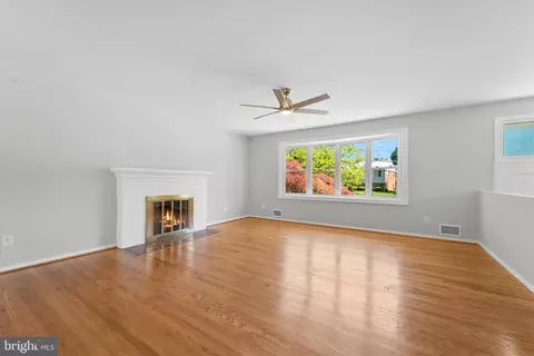 Living - 9208 Peabody St, Manassas, VA 20110 photo 4 of 6