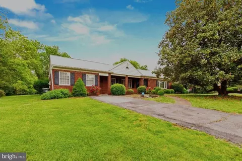 9005 Longstreet Dr, Manassas, VA 20110