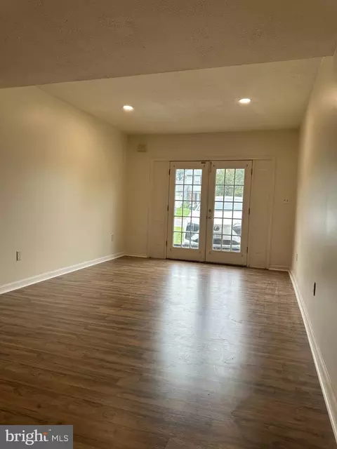 Living - 8959 Rolling Rd, Manassas, VA 20110 photo 12 of 13