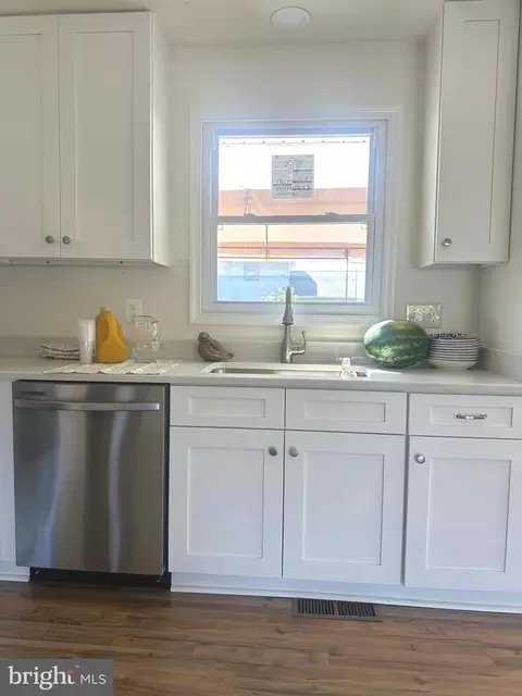 Kitchen - 8959 Rolling Rd, Manassas, VA 20110 photo 6 of 9