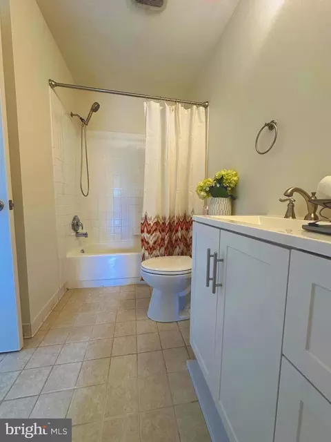 Bath - 8959 Rolling Rd, Manassas, VA 20110 photo 5 of 13