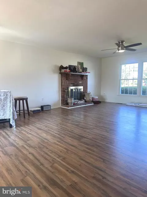 Living - 8959 Rolling Rd, Manassas, VA 20110 photo 5 of 13