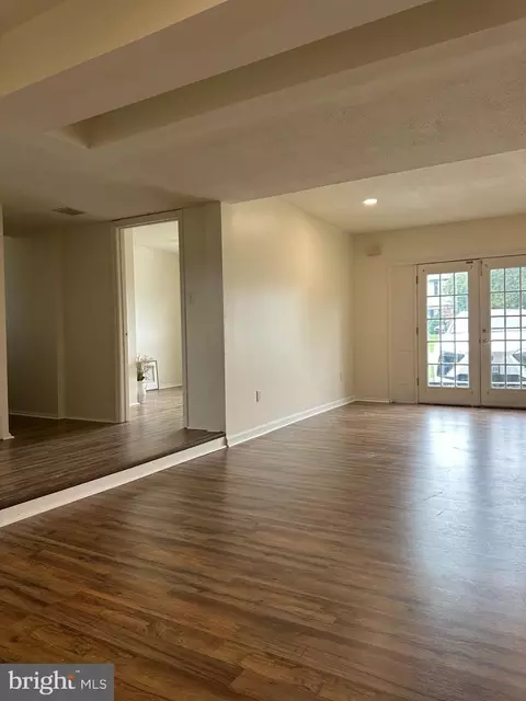 Living - 8959 Rolling Rd, Manassas, VA 20110 photo 10 of 13