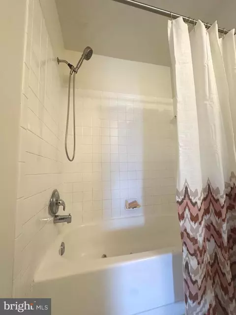 Bath - 8959 Rolling Rd, Manassas, VA 20110 photo 2 of 13
