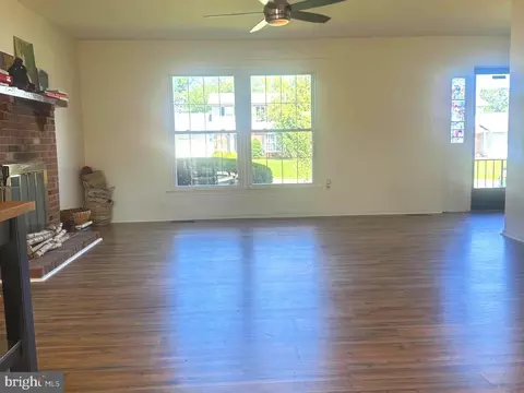 Living - 8959 Rolling Rd, Manassas, VA 20110 photo 6 of 13