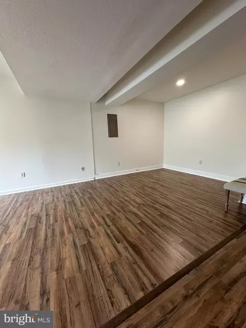 Living - 8959 Rolling Rd, Manassas, VA 20110 photo 13 of 13