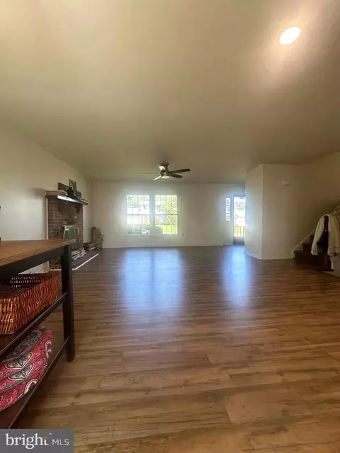 Living - 8959 Rolling Rd, Manassas, VA 20110 photo 3 of 13