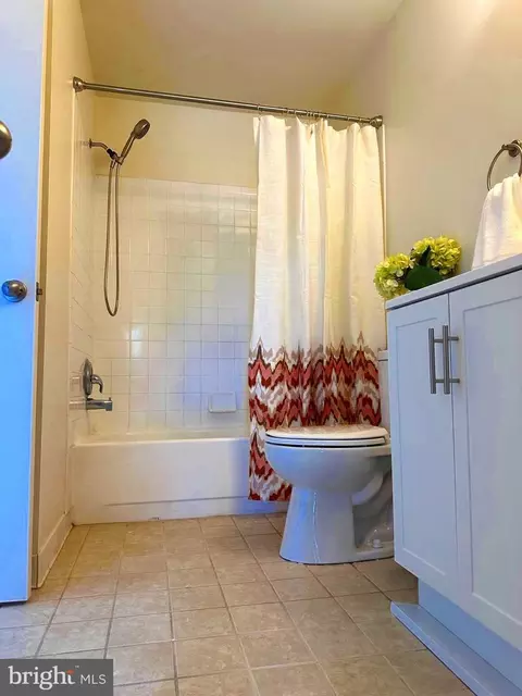 Bath - 8959 Rolling Rd, Manassas, VA 20110 photo 6 of 13