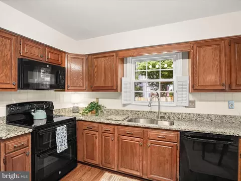 Kitchen - 10267 Cedar Ridge Dr, Manassas, VA 20110 photo 3 of 5