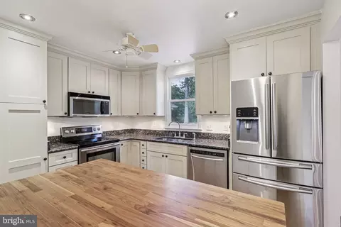 Kitchen - 8933 Rolling Rd, Manassas, VA 20110 photo 4 of 5