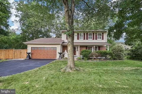 8933 Rolling Rd, Manassas, VA 20110