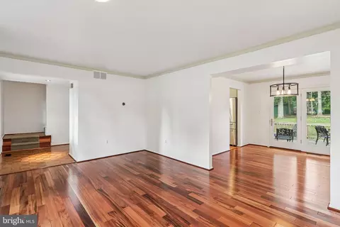 Living - 8933 Rolling Rd, Manassas, VA 20110 photo 6 of 8