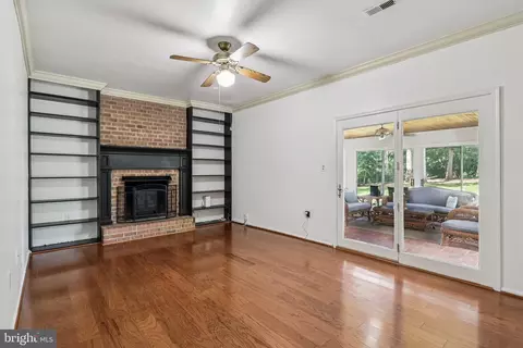 Living - 8933 Rolling Rd, Manassas, VA 20110 photo 2 of 8