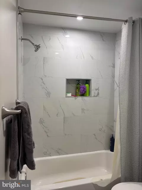 Bath - 8551 Braxted Ln, Manassas, VA 20110 photo 2 of 3
