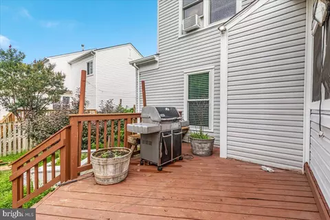 Exterior - 8683 Nagle St, Manassas, VA 20110 photo 5 of 14