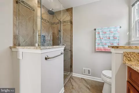Bath - 9395 Cloverhill Ct, Manassas, VA 20110 photo 3 of 7