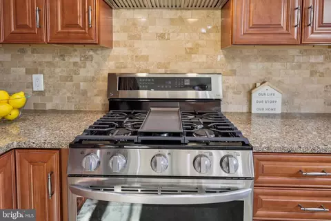 Kitchen - 9395 Cloverhill Ct, Manassas, VA 20110 photo 6 of 6