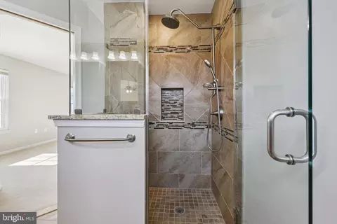 Bath - 9395 Cloverhill Ct, Manassas, VA 20110 photo 4 of 7