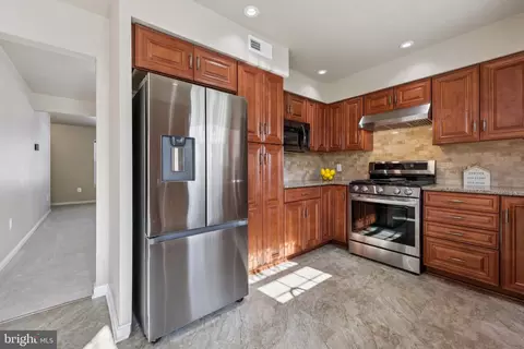 Kitchen - 9395 Cloverhill Ct, Manassas, VA 20110 photo 3 of 6