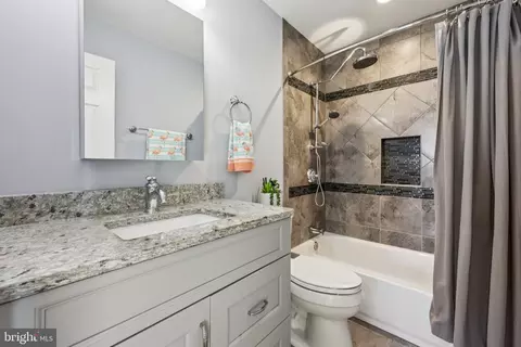 Bath - 9395 Cloverhill Ct, Manassas, VA 20110 photo 6 of 7