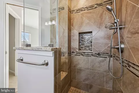 Bath - 9395 Cloverhill Ct, Manassas, VA 20110 photo 5 of 7