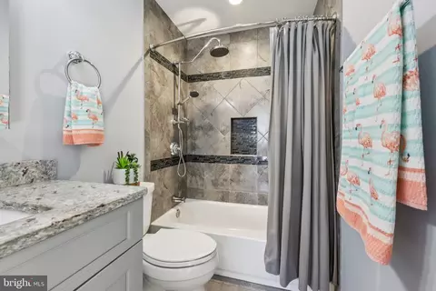 Bath - 9395 Cloverhill Ct, Manassas, VA 20110 photo 7 of 7