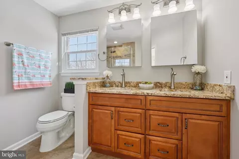 Bath - 9395 Cloverhill Ct, Manassas, VA 20110 photo 2 of 7