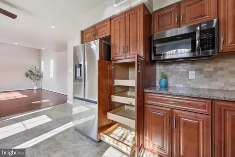 Kitchen - 9395 Cloverhill Ct, Manassas, VA 20110 photo 5 of 6